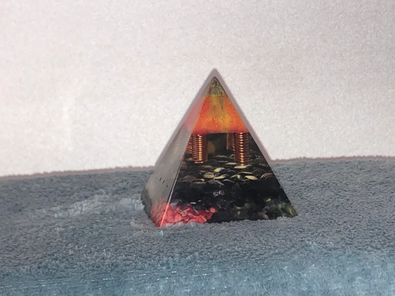 Orgonite Pyramide van Resin - Afbeelding 8