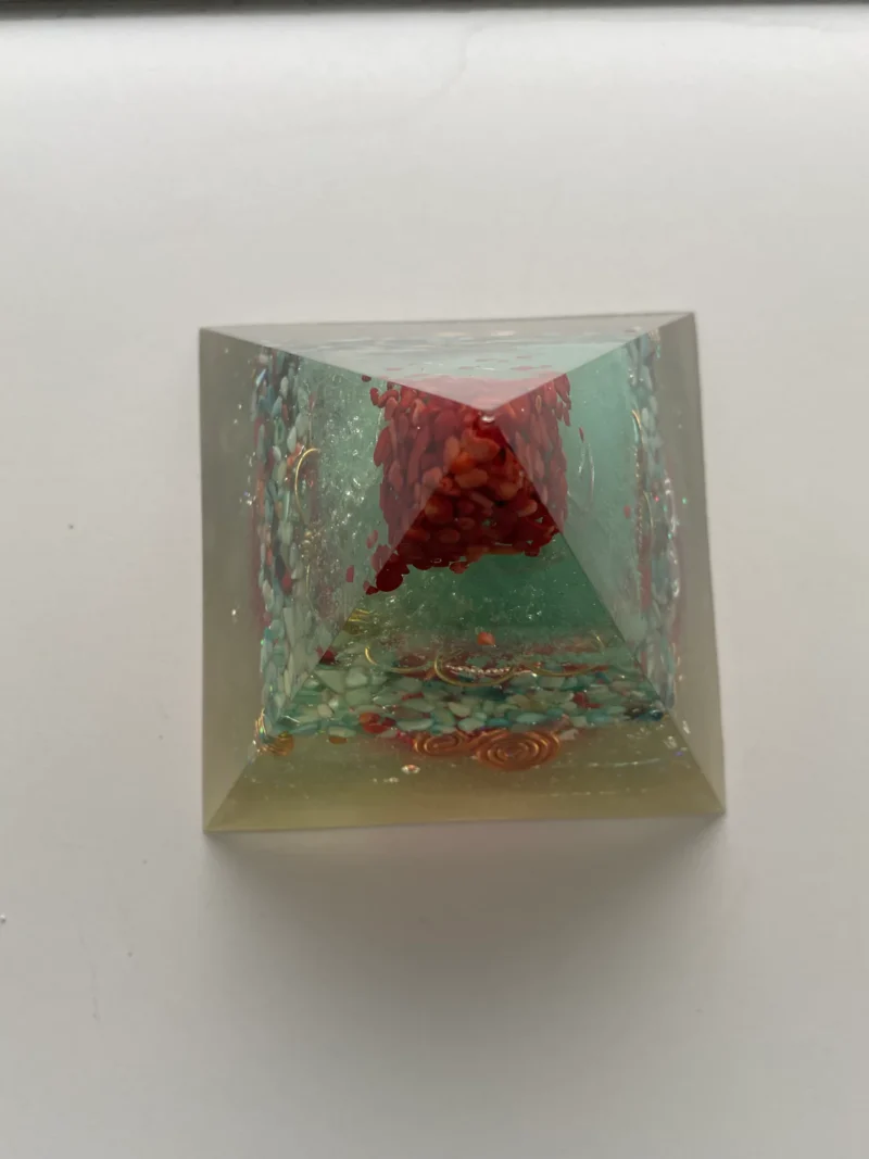 Orgonite Pyramide van Resin - Afbeelding 4