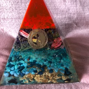 Orgonite Pyramide van Resin