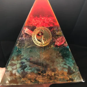 Orgonite Pyramide van Resin