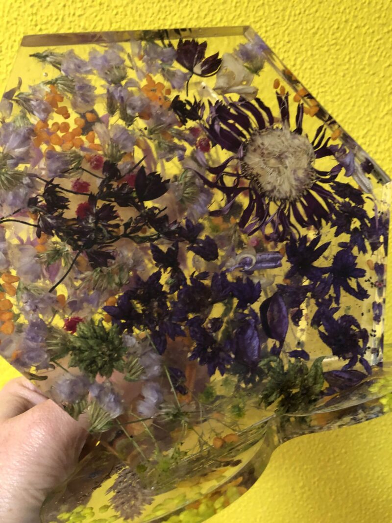 Hexagon van hars  met gedroogde bloemen en een hartvorm als standaard. - Afbeelding 4