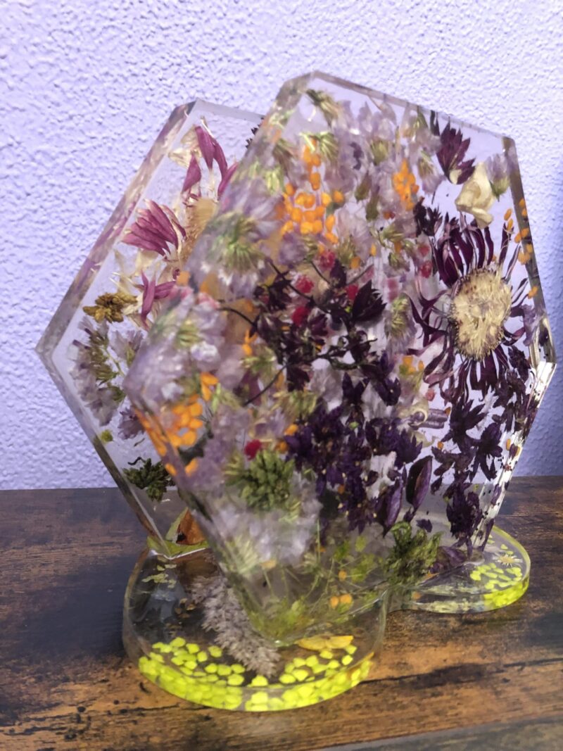 Hexagon van hars  met gedroogde bloemen en een hartvorm als standaard. - Afbeelding 3